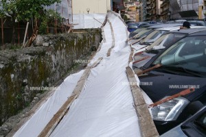 Lamezia: Per forte vento crolla ringhiera in viale Primo Maggio, danneggiate auto in sosta