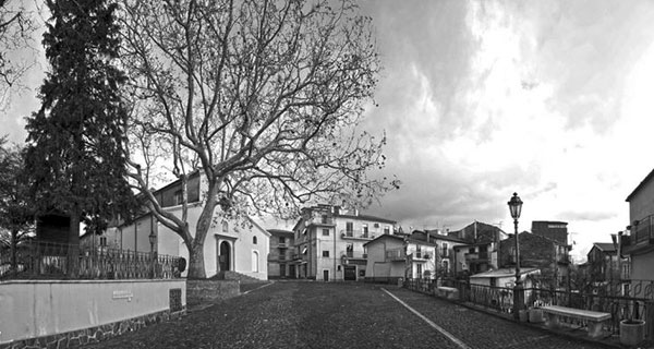 Diocesi-Lamezia-Terme-Via-Veneto-con-facciata-Chiesa-San-Michele-Platania1.jpg