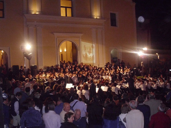 Esibizione-Coro-e-orchesta-al-piazzale-Santantonio-1
