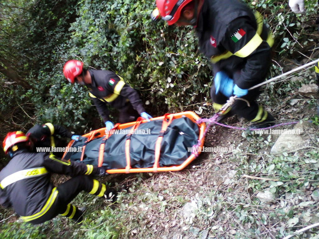 Risultati immagini per vigili del fuoco in burrone
