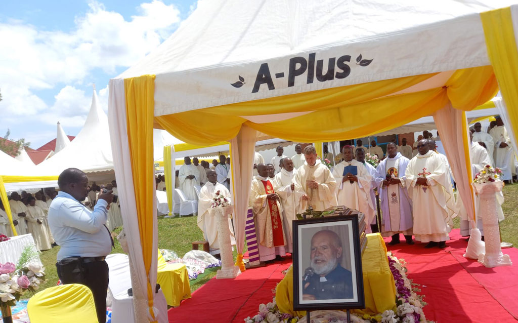Padre-Paolino-funerali-in-Uganda_deaa3.jpg