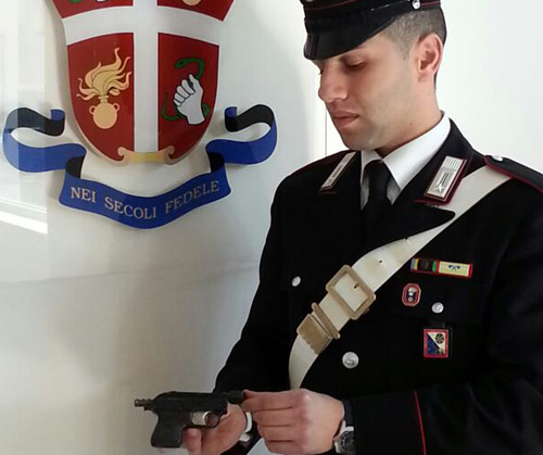 Pistola-lanciarazzi-arrestato-crotonese-gen-2014-carabinieri.jpg