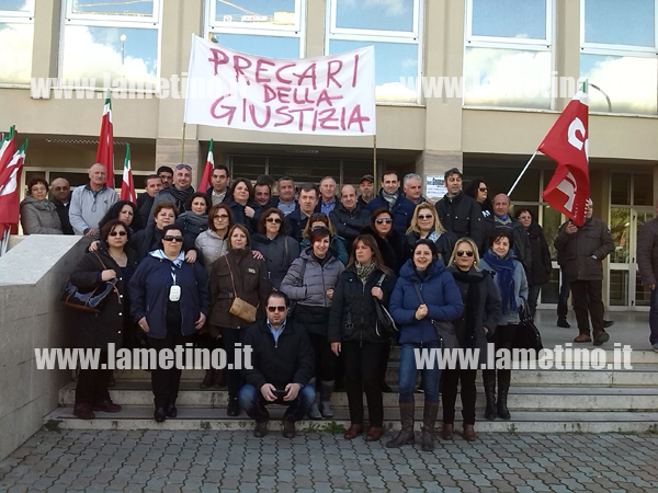 Protesta-precari-giustizia-tribunale-lamezia-2014-3.jpg