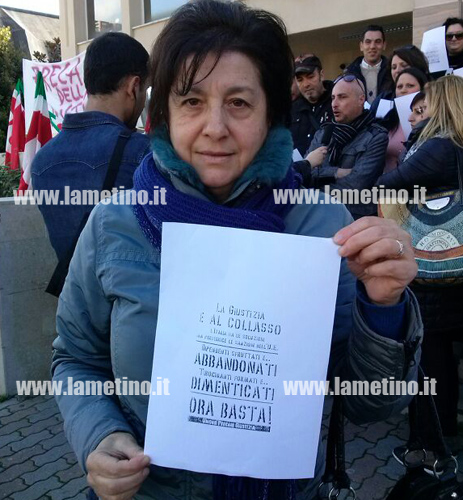 Protesta-precari-giustizia-tribunale-lamezia-2014.jpg