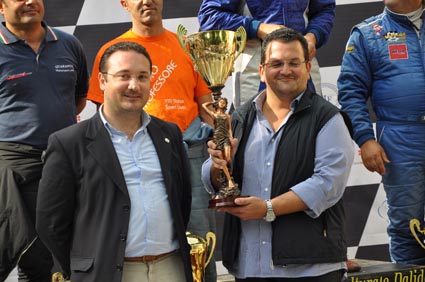 Sindaco_Molinaro_consegna_trofeo_a_Tommaso_Elia