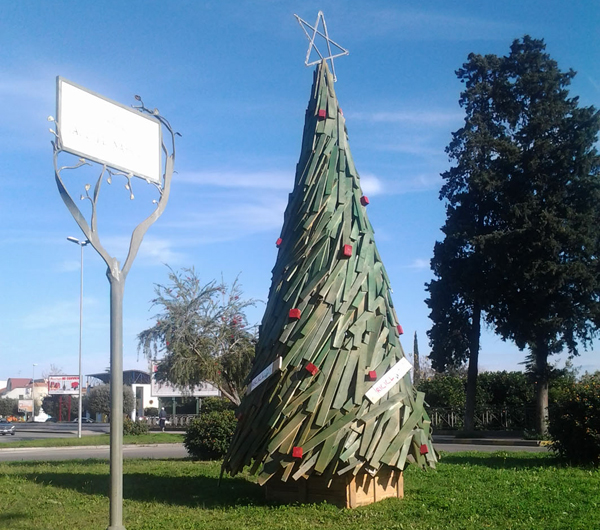 Regali Di Natale Con Materiale Riciclato.Calabria Installato Albero Di Natale Realizzato Con Materiale Riciclato Il Lametino It