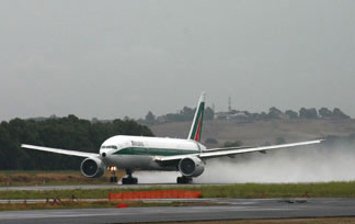 alitalia-atterraggio-pioggia.jpg