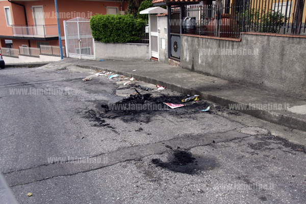 auto_bruciata_18_aprile_2012