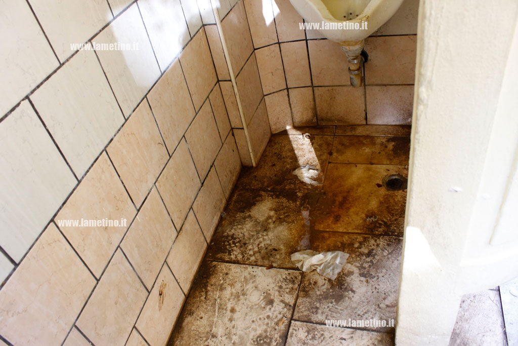 Lamezia, disposta sanificazione e chiusura bagni pubblici via celli ... Cattivo odore bagno