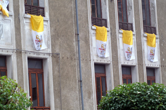 bandiere_papa_edificio_scolastico_lamezia