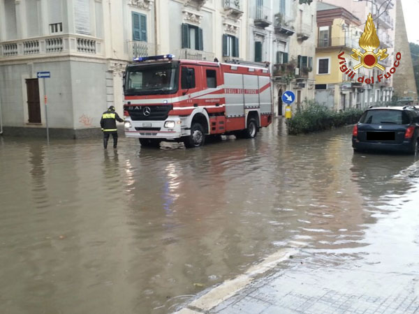 ciclone-nettuno-vigili-del-fuoco-internventi-centro-crotone.jpg
