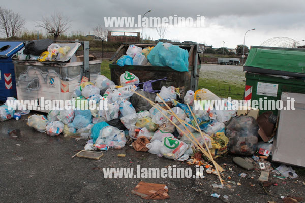 contrada-donna-mazza-spazzatura-feb-2014-bis.jpg