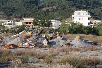 discarica_vista_dalla_spiaggia