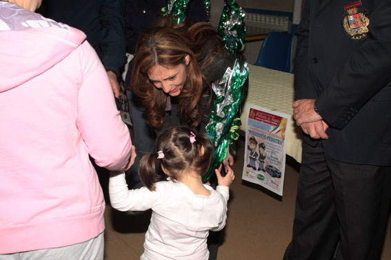dottoressa_cundari_consegna_uova_a_bambini_ospedale