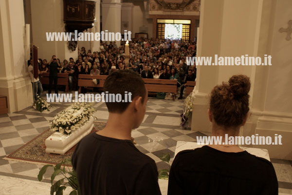 due-compagni-leggono-la-lettera.jpg