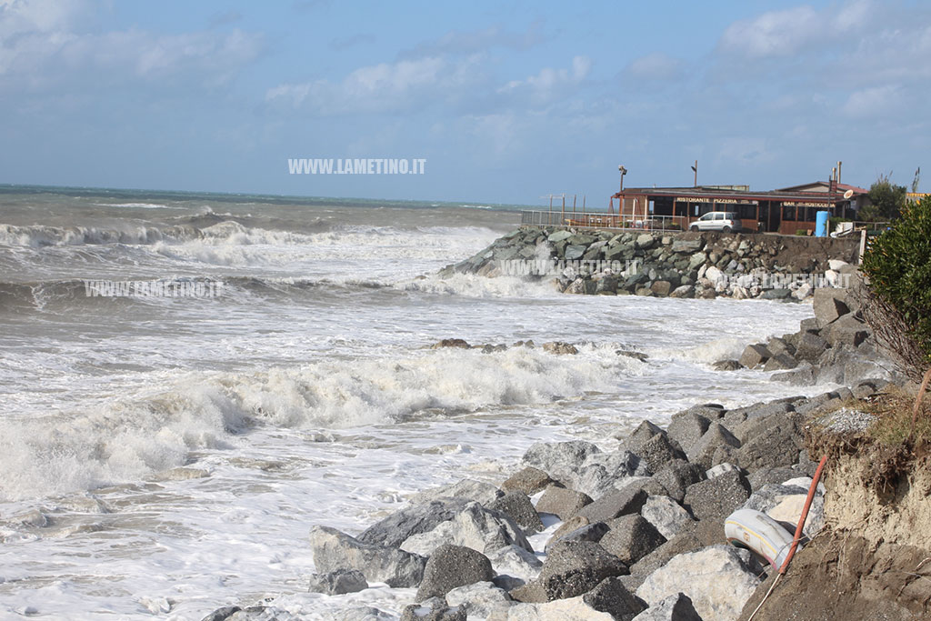 Maltempo, mareggiata devasta lungomare di Gizzeria, Falerna e Nocera
