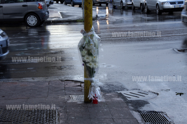 fiori_incidente_7_aprile_via_colombo-moro
