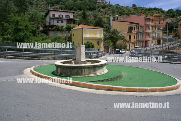 fontana-rotatoria-via-monsignor-pasquale-caputo.jpg