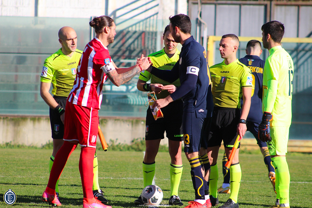 i-capitani-di-Rende-ed-Fc-Lamezia-Terme-prima-del-fischio-dinizio-assieme-alla-terna_acd09.jpg