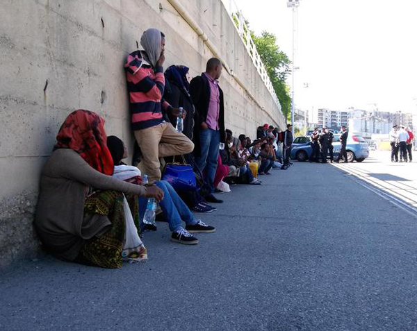 immigrati-a-crotone.jpg