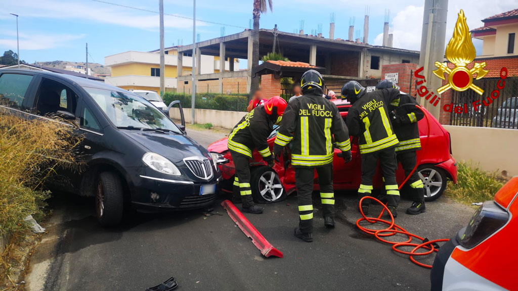Incidente stradale a Crotone, Vigili del Fuoco estraggono ferito da