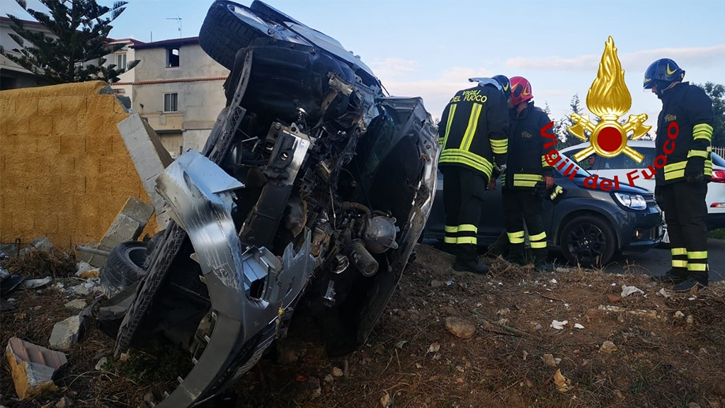 Scontro tra due auto a Isola Capo Rizzuto, una si ribalta tra i feriti