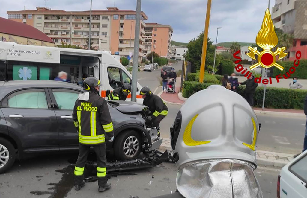 Incidente stradale, scontro tra due auto a Crotone feriti il Lametino.it