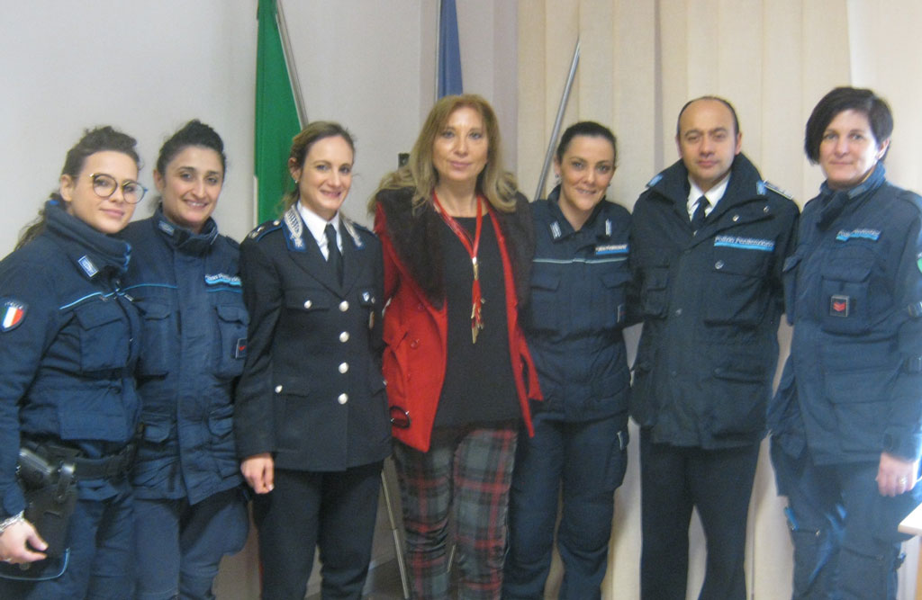 la-direttrice-Angela-Paravati--il-commissario-Simona-Poli--il-comandante-Aldo-Scalzo-ed-il-personale-di-polizia.jpg