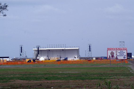 lavori_palco_papa_e_manifesto