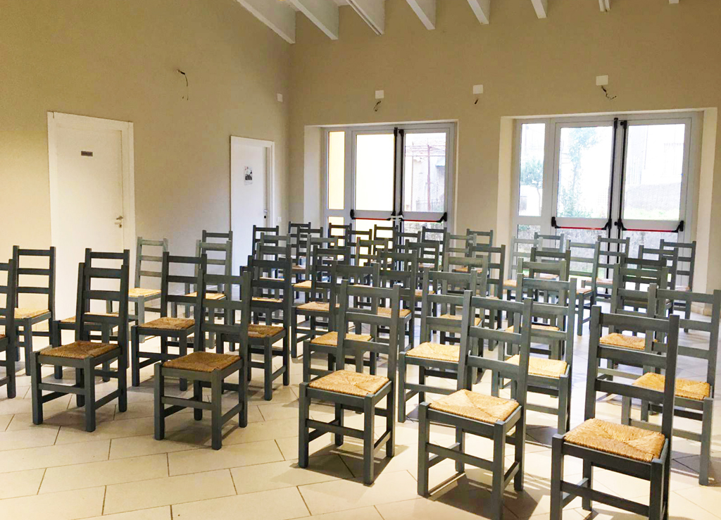 le-50-sedie-artigianali-donate-da-Francesco-Bevilacqua-al-Comune-di-Carlopoli-nella-sala-conferenze-della-Biblioteca-Comunale.jpg