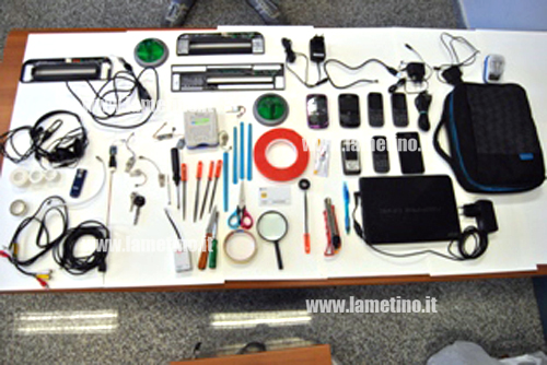 materiale-sequestrato-bancomat-clonati-2013.jpg