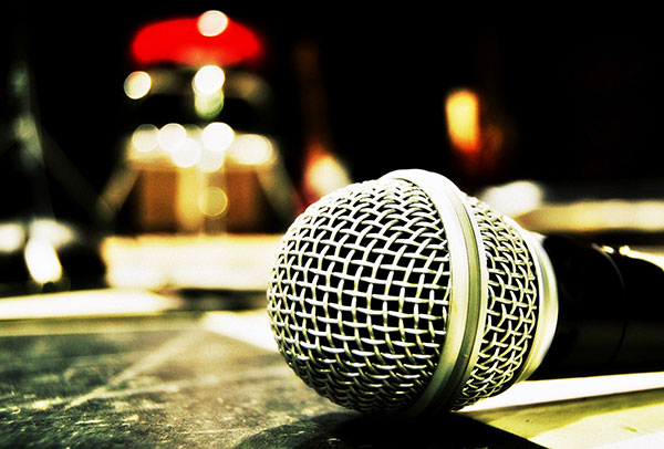 microfono-cantante-foto.jpg