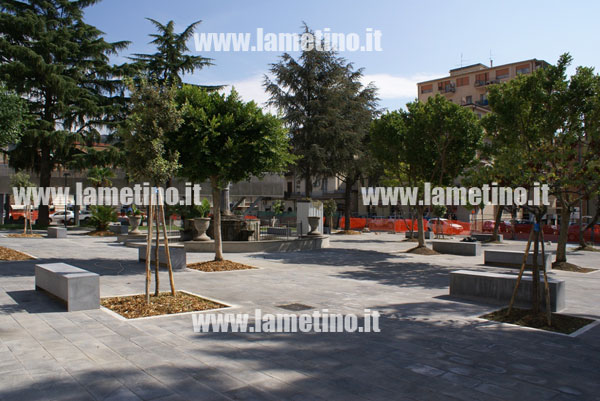 piazza-mazzini-ottobre-2013-sedute.jpg