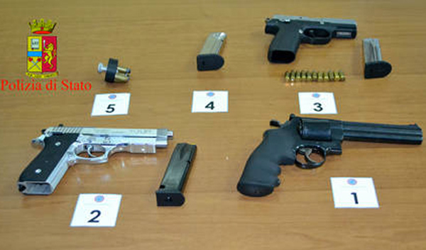 polizia-sequestra-armi-e-munizione-a-gioia-marz-2014.jpg