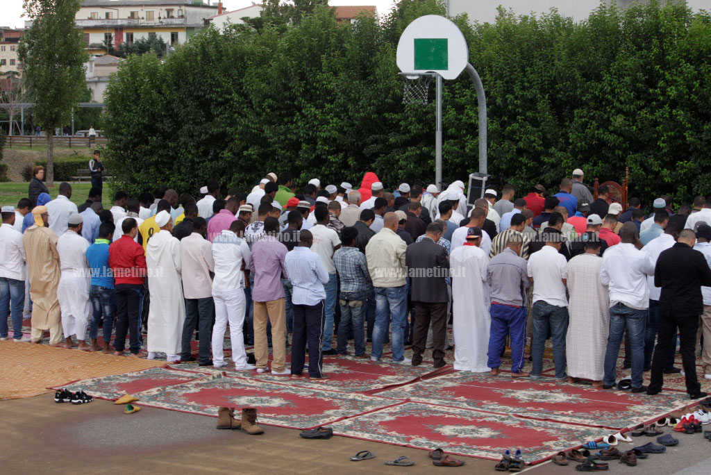 preghiera-musulmani-parco-mastrioianni3.jpg