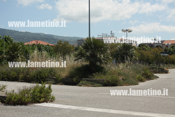 rifiuti-parcheggio-ospedale-lamezia-2.jpg