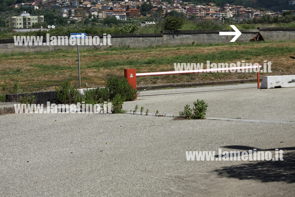 rifiuti-parcheggio-ospedale-lamezia-3.jpg