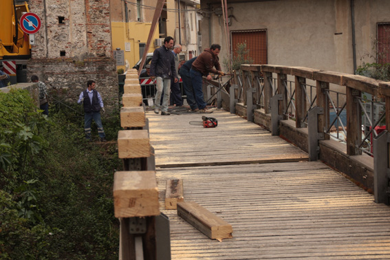 rimozione_passerella_in_legno_ponte_s._antonio_4