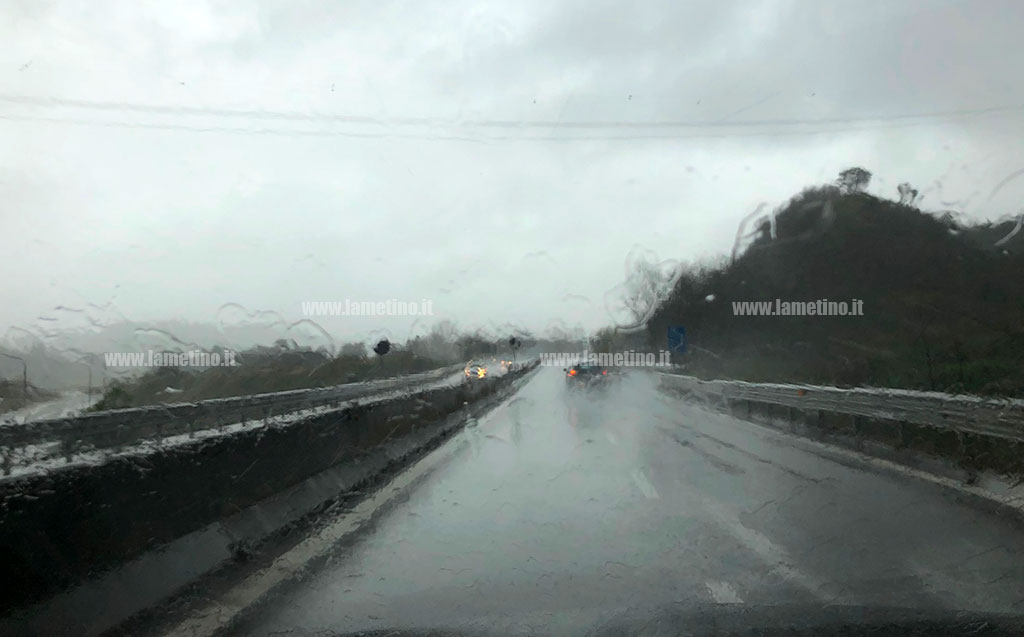 strada-pioggia-maltempo-lamezia-2017-dicembre.jpg