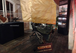 Lamezia, apre al pubblico la Mostra “Sandokan in Calabria - i luoghi della serie” Sandokan-set--Image-2025-11-25-at-18.14.55_17d29_a03fa.jpg