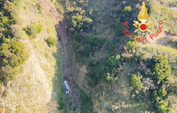 Camion precipita in una scarpata a Catanzaro, morto il conducente WhatsApp-Image-2026-02-25-at-17.28.28_67654.jpg
