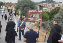 Comune sostituisce il cartello di Riace "Paese dell'accoglienza" cambio-cartello-riace-sindavo-92019.jpg