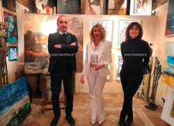 Lamezia, apre i battenti la mostra “Oltre la luce d’inverno”: il contemporaneo come viaggio interiore alla Galleria Arte Antica e Design foto-1-Image-2025-12-13-at-20.17.03_edece.jpg