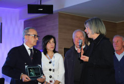 Congresso Nazionale “Lamezia Cuore 2025”, ricordato il dottor Giuseppe Ferlaino: consegnata alla figlia targa commemorativa targa-ferlaino_88965.jpg