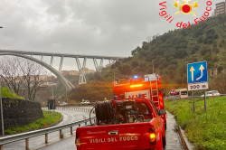 Maltempo in Calabria, oltre 60 interventi dei Vigili del fuoco per smottamenti e zone allagate vigili-fuoco-ok-maltempo_f720b.jpg