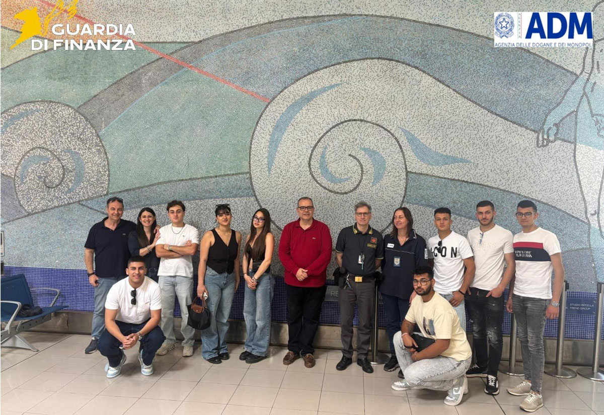 Studenti “doganieri per un giorno” all’aeroporto di Lamezia: