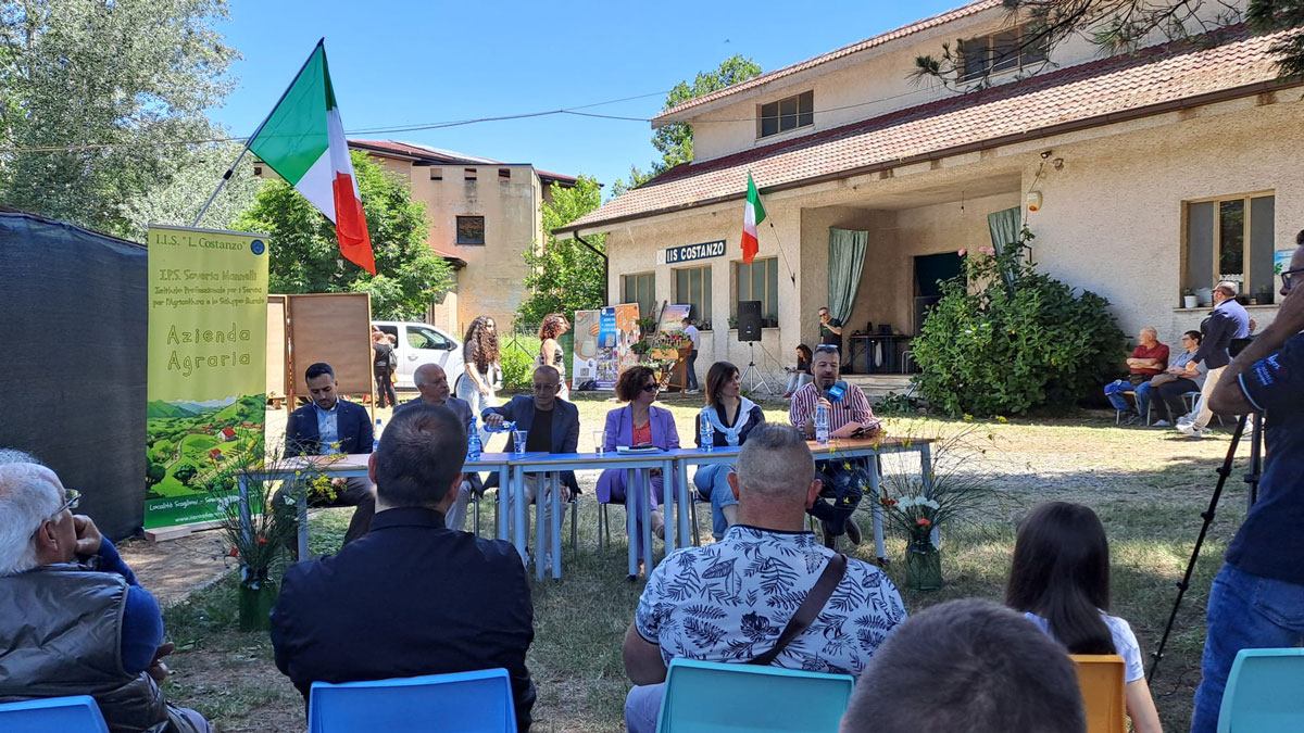 "Mostra Mercato - Eccellenze calabresi", a Decollatura istituto Costanzo chiude anno scolastico tra innovazione, agricoltura e territorio