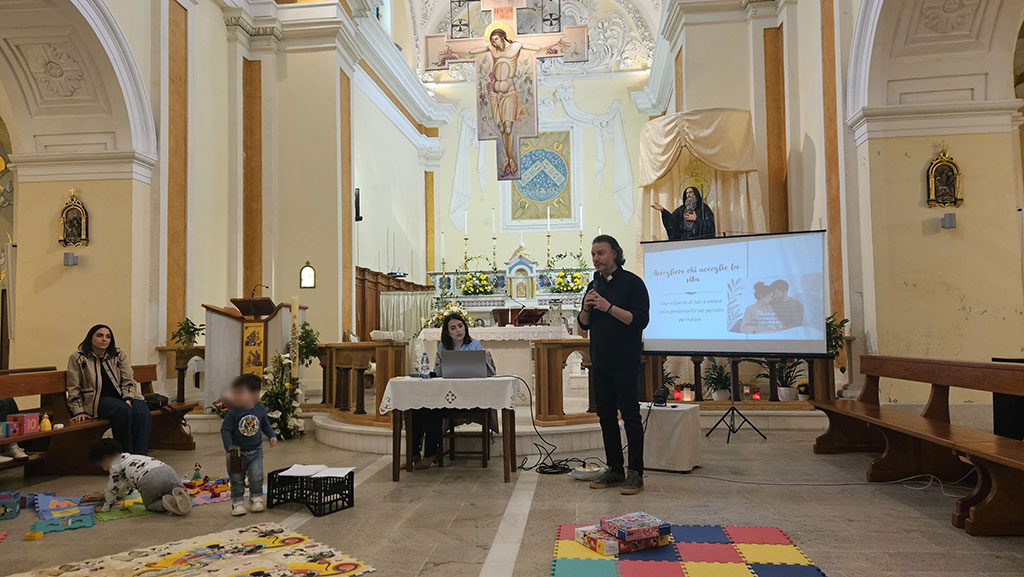 A San Pietro a Maida la parrocchia apre il confronto sulla salute mentale perinatale: “Accogliere chi accoglie la vita”