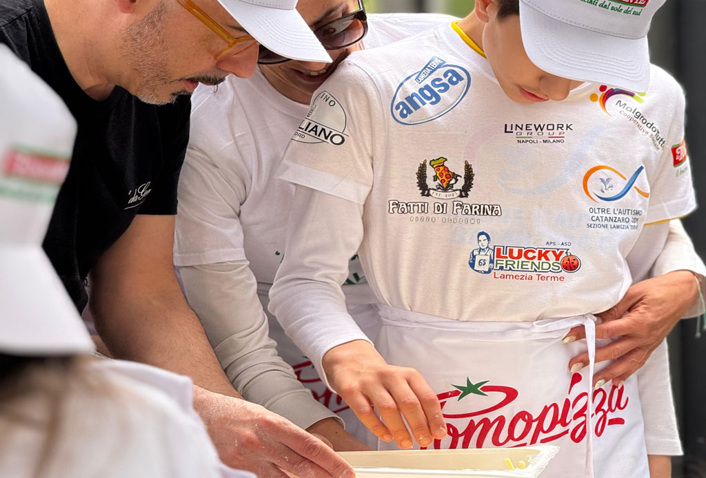 Lamezia, "La Pizza si Fa con le Mani… e con il Cuore": l'inclusione diventa esperienza sensoriale ad occhi chiusi