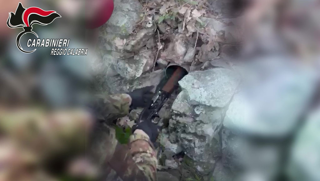 In Aspromonte trovate armi nascoste tra le pietre, carabinieri scoprono deposito clandestino pronto all’uso